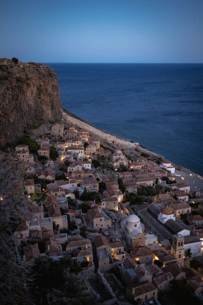 Village fortifier en Grèce et vue sur la mer