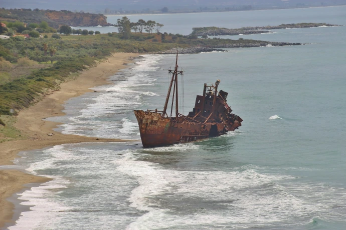 Bateaux échouée sur la plage en Grèce