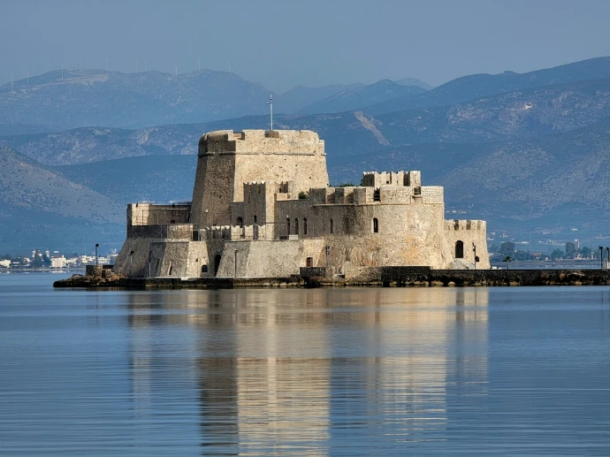 Paysage côtier en Grèce avec forteresses en bord de mer